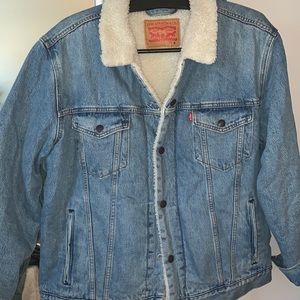 Men’s Levi’s  XL, slighty worn but in perfect condition. Message me about price!